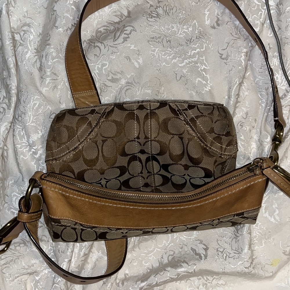 Authentic Coach Handbag. - Picture 6 of 6